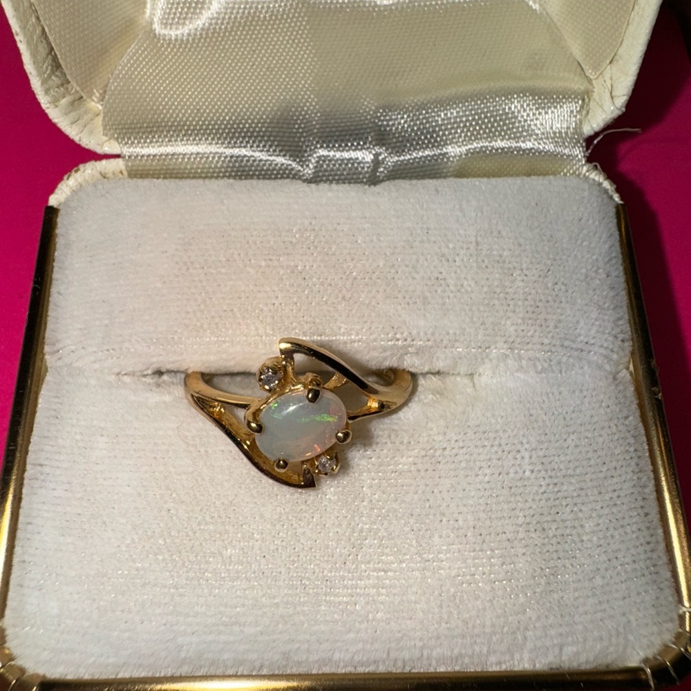 Ladies lovely opal and 14k gold ring. Sz 9.